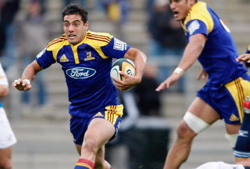 DUNEDIN, NEW ZEALAND - MARCH 21:  Daniel Bowden of the Highlanders breaks through the tackle of Hendro Scholtz of the Cheetahs during the round six Super 14 match between the Highlanders and the Cheetahs at Carisbrook on March 21, 2009 in Dunedin, New Zealand.  (Photo by Martin Hunter/Getty Images)
