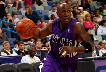 NEW ORLEANS - DECEMBER 20:  Bobby Jackson #24 of the Sacramento Kings drives against the New Orleans Hornets on December 20, 2008 in New Orleans, Louisiana.  NOTE TO USER: User expressly acknowledges and agrees that, by downloading and/or using this Photograph, user is consenting to the terms and conditions of the Getty Images License Agreement.  (Photo by Chris Graythen/Getty Images)