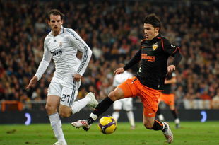 MADRID, SPAIN - DECEMBER 20:  David Villa (R) of Valencia controls the ball flanked by Christoph Metzelder of Real Madrid during the La Liga match between Real Madrid and Valencia at the Estadio Santiago Bernabéu on December 20, 2008 in Madrid, Spain. Real Madrid won the match 1-0. (Photo by Jasper Juinen/Getty Images)
