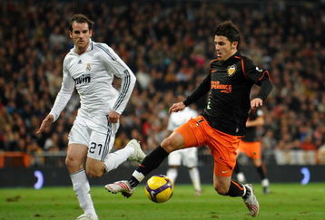 MADRID, SPAIN - DECEMBER 20:  David Villa (R) of Valencia controls the ball flanked by Christoph Metzelder of Real Madrid during the La Liga match between Real Madrid and Valencia at the Estadio Santiago Bernabéu on December 20, 2008 in Madrid, Spain. Real Madrid won the match 1-0. (Photo by Jasper Juinen/Getty Images)