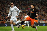 MADRID, SPAIN - DECEMBER 20:  David Villa (R) of Valencia controls the ball flanked by Christoph Metzelder of Real Madrid during the La Liga match between Real Madrid and Valencia at the Estadio Santiago Bernabéu on December 20, 2008 in Madrid, Spain. Real Madrid won the match 1-0. (Photo by Jasper Juinen/Getty Images)