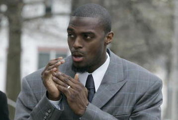 LEBANON - JANUARY 14: New York Giants wide receiver Plaxico Burress warms his hands as he arrives at the Lebanon County Courthouse January 14, 2009 in Lebanon, Pa.  Burress is scheduled to appear in a civil trial in a dispute with an automobile dealer over what he owes in damages to a vehicle supplied to him by the dealership. (Photo by Chris Gardner/Getty Images)