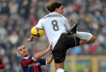 BOLOGNA, ITALY - FEBRUARY 21: Nicola Mingazzini of Bologna and Zlatan Ibrahimovic of Inter challenge for the ball during the Serie A match between Bologna and Inter at the Stadio Dallara on February 21, 2009 in Bologna, Italy. (Photo by New Press/Getty Images)