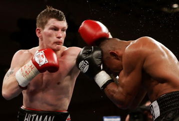 LAS VEGAS - JANUARY 20:  Ricky Hatton (L) of England throws a left to the head of Juan Urango of Colombia as he ducks down during their junior welterweight title fight on January 20, 2007 in the Paris Ballroom at the Paris Hotel in Las Vegas, Nevada.  (Photo by John Gichigi/Getty Images)