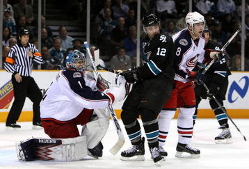 SAN JOSE, CA - DECEMBER 04:  Patrick Marleau #12 of the San Jose Sharks sets up in front of goaltender Steve Mason #1 of the Columbus Blue Jackets during the NHL game at HP Pavilion on December 4, 2008 in San Jose, California. The Sharks defeated the Blue Jackets 3-2. (Photo by Christian Petersen/Getty Images)