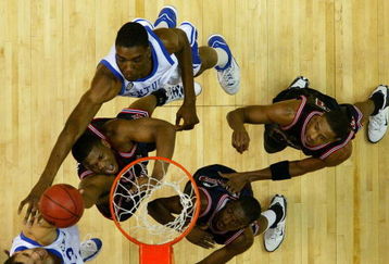 NASHVILLE, TN - MARCH 09:  Jeremy Parnell #32 of the Mississippi Rebels attempts a shot against Shagari Alleyne #21 of the Kentucky Wildcats during day 1 of the SEC Men's Basketball Conference Tournament March 9, 2006 at the Gaylord Entertainment Center in Nashville, Tennessee.  (Photo by Andy Lyons/Getty Images)
