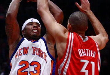 NEW YORK - JANUARY 26:  Quentin Richardson #23 of the New York Knicks shoots over Shane Battier #31 of the Houston Rockets at Madison Square Garden January 26, 2009 in New York City. NOTE TO USER: User expressly acknowledges and agrees that, by downloading and/or using this Photograph, User is consenting to the terms and conditions of the Getty Images License Agreement.  (Photo by Chris McGrath/Getty Images)