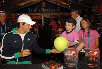 KEY BISCAYNE, FL - MARCH 25:  Roger Federer of Switzerland signs autographs for fans during day three of the Sony Ericsson Open at The Crandon Park Tennis Center on March 25, 2009 in Key Biscayne, Florida.  (Photo by Michael Heiman/Getty Images)