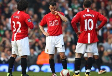 LONDON - MARCH 21:  Carlos Tevez, Ryan Giggs and Wayne Rooney look dejected as they kick off after Fulham's second goal during the Barclays Premier League match between Fulham and Manchester United at Craven Cottage on March 21, 2009 in London, England.  (Photo by Ryan Pierse/Getty Images)
