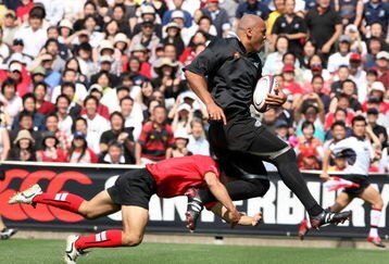 TOKYO - MAY 12: Jonah Lomu of the Classic All Blacks runs with the ball during the friendly match between the Japan XV and Classic All Blacks at Tokyo's Chichibunomiya rugby ground May 12, 2007 in Tokyo, Japan. (Photo by Koichi Kamoshida/Getty Images)