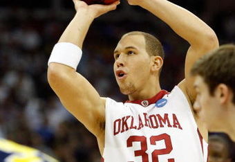 KANSAS CITY, MO - MARCH 21:  Taylor Griffin #32 of the Oklahoma Sooners sets up to shoot the free throw against the Michigan Wolverines during the second round of the NCAA Division I Men's Basketball Tournament at the Sprint Center on March 21, 2009 in Kansas City, Missouri. The Sooners defeated the Wolverines 73-63.  (Photo by Jamie Squire/Getty Images)