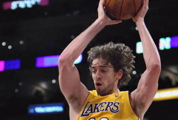 LOS ANGELES, CA - FEBRUARY 26:  Pau Gasol #16 of the Los Angeles Lakers rebounds the ball during the NBA game against the Phoenix Suns at Staples Center on February 26, 2009 in Los Angeles, California.  The Lakers defeated the Suns 132-106.  NOTE TO USER: User expressly acknowledges and agrees that, by downloading and or using this Photograph, user is consenting to the terms and conditions of the Getty Images License Agreement.  (Photo by Christian Petersen/Getty Images)