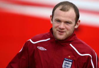 LONDON COLNEY, ENGLAND - MARCH 27:  England's Wayne Rooney walks to the training venue during England training at London Colney on March 27, 2009 in London Colney, England.  (Photo by Jamie McDonald/Getty Images)
