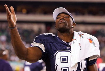 PHILADELPHIA - NOVEMBER 04:  Terrell Owens #81 of the Dallas Cowboys blows a kiss to heckling fans of the Philadelphia Eagles late in their game on November 4, 2007 at Lincoln Financial Field in Philadelphia, Pennsylvania.  (Photo by Jim McIsaac/Getty Images)
