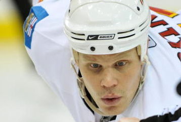 PITTSBURGH - MARCH 25:  Forward Olli Jokinen #21 of the Calgary Flames waits to take a faceoff against the Pittsburgh Penguins on March 25, 2009 at Mellon Arena in Pittsburgh, Pennsylvania.  (Photo by Jamie Sabau/Getty Images)