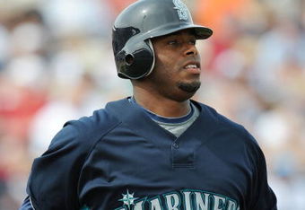 PEORIA, AZ - MARCH 08:  Ken Griffey Jr. #24 of the Seattle Mariners runs to first base during a Spring Training game against the Arizona Diamondbacks at Peoria Stadium on March 8, 2009 in Peoria, Arizona.  (Photo by Lisa Blumenfeld/Getty Images)