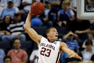 MEMPHIS, TN - MARCH 27:  Blake Griffin #23 of the Oklahoma Sooners dunks the ball as he hits his head on the side on the backboard in the second half against the Syracuse Orange during the NCAA Men's Basketball Tournament South Regionals at the FedExForum on March 27, 2009 in Memphis, Tennessee. The Sooners defeated the Orange 84-71.  (Photo by Joe Murphy/Getty Images)