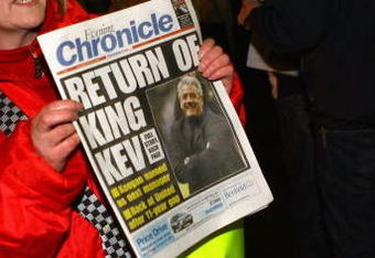 NEWCASTLE, UNITED KINGDOM - JANUARY 16:  A newspaper seller holds a copy announcing the appointment of Kevin Keegan as Newcastle Manager prior to the FA Cup sponsored by E.ON Third Round Replay match between Newcastle United and Stoke City at St James' Park on January 16, 2008 in Newcastle, England.  (Photo by Shaun Botterill/Getty Images)