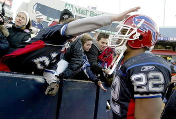 ORCHARD PARK, NY - DECEMBER 28: A fan shows his appreciation for Fred Jackson #22 of the Buffalo Bills after the New England Patriots defeated the Bills 13-0 at Ralph Wilson Stadium on December 28, 2008 in Orchard Park, New York.  (Photo by Rick Stewart/Getty Images)