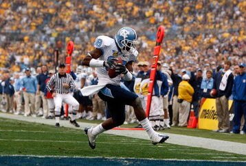 CHARLOTTE, NC - DECEMBER 27:  Hakeem Nicks #88 of the North Carolina Tar Heels scores a touchdown against the West Virginia Mountaineers during the Meineke Car Care Bowl on December 27, 2008 at Bank of America Stadium in Charlotte, North Carolina.  (Photo by Streeter Lecka/Getty Images)