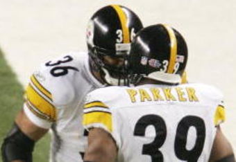 DETROIT - FEBRUARY 05:  Running back Willie Parker #39 of the Pittsburgh Steelers celebrates with Jerome Bettis #36 after scoring on a Super Bowl record 75 yard touchdown run in the third quarter against the Seattle Seahawks in Super Bowl XL at Ford Field on February 5, 2006 in Detroit, Michigan.  (Photo by Elsa/Getty Images)