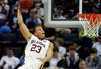MEMPHIS, TN - MARCH 27:  Blake Griffin #23 of the Oklahoma Sooners dunks the ball as he hits his head on the side on the backboard in the second half against the Syracuse Orange during the NCAA Men's Basketball Tournament South Regionals at the FedExForum on March 27, 2009 in Memphis, Tennessee. The Sooners defeated the Orange 84-71.  (Photo by Joe Murphy/Getty Images)