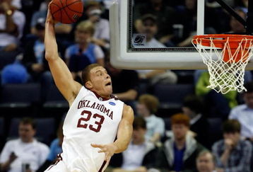 MEMPHIS, TN - MARCH 27:  Blake Griffin #23 of the Oklahoma Sooners dunks the ball as he hits his head on the side on the backboard in the second half against the Syracuse Orange during the NCAA Men's Basketball Tournament South Regionals at the FedExForum on March 27, 2009 in Memphis, Tennessee. The Sooners defeated the Orange 84-71.  (Photo by Joe Murphy/Getty Images)
