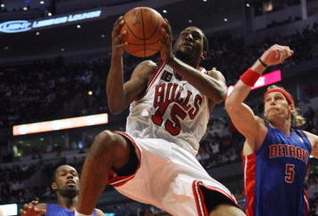 CHICAGO - MARCH 24: John Salmons #15 of the Chicago Bulls puts up a shot between Rodney Stuckey #3 (L) and Walter Herrmann #5 of the Detroit Pistons at the United Center March 24, 2009 in Chicago, Illinois. The Bulls defeated the Pistons 99-91. NOTE TO USER: User expressly acknowledges and agrees that, by downloading and/or using this Photograph, User is consenting to the terms and conditions of the Getty Images License Agreement. (Photo by Jonathan Daniel/Getty Images)