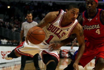 CHICAGO - DECEMBER 17: Derrick Rose #1 of the Chicago Bulls drives against Mike Taylor #4 of the Los Angeles Clippers on December 17, 2008 at the United Center in Chicago, Illinois. The Bulls defeated the Clippers 115-109 in overtime. NOTE TO USER: User expressly acknowledges and agreees that, by downloading and/or using this Photograph, User is consenting to the terms and conditions of the Getty Images License Agreement. (Photo by Jonathan Daniel/Getty Images)