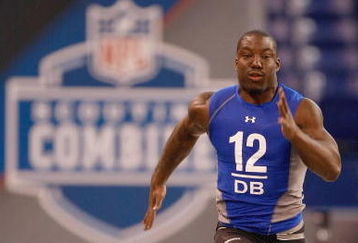 INDIANAPOLIS, IN - FEBRUARY 24:  Defensive back Vontae Davis of Illinois runs the 40 yard dash during the NFL Scouting Combine presented by Under Armour at Lucas Oil Stadium on February 24, 2009 in Indianapolis, Indiana. (Photo by Scott Boehm/Getty Images)