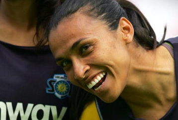 CARSON, CA - MARCH 29:  Marta #10 of the Los Angeles Sol waves to a fan prior to the WPS game against the Washington Freedom at The Home Depot Center on March 29, 2009 in Carson, California. The Sol defeated Freedom 2-0. (Photo by Victor Decolongon/Getty Images)