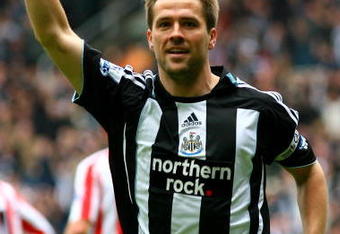 NEWCASTLE, UNITED KINGDOM - APRIL 20:  Newcastle forward Michael Owen celebrates after scoring the first goal during the Barclays Premier League Match between Newcastle United and Sunderland at St James' Park on April 20, 2008 in Newcastle, England.  (Photo by Stu Forster/Getty Images)
