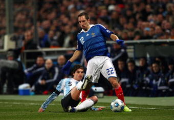 MARSEILLE, FRANCE - FEBRUARY 11:  Franck Ribery (r) of France is tackled by Fernando Gago of Argentina during the International Friendly match between France and Argentina at the Stade Velodrome on February 11, 2009 in Marseille, France.  (Photo by Michael Steele/Getty Images)