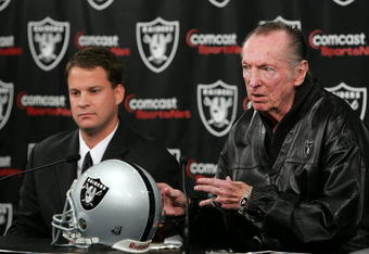 ALAMEDA, CA - JANUARY 23:  Oakland Raiders owner Al Davis (R) introduces newly hired head coach Lane Kiffin during a press conference January 23, 2007 in Alameda, California. Kiffin, a 31 year-old offensive coordinator from the University of Southern California, was named as the new head coach to replace Art Shell who was fired after going 2-14 for the season.  (Photo by Justin Sullivan/Getty Images)