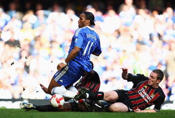 LONDON - MARCH 15:  Didier Drogba of Chelsea is challenged by Richard Dunne of Manchester City during the Barclays Premier League match between Chelsea and Manchester City at Stamford Bridge on March 15, 2009 in London, England.  (Photo by Clive Mason/Getty Images)