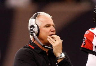 NEW ORLEANS - DECEMBER 07:  Head coach Mike Smith talks with quarterback Matt Ryan #2 of the Atlanta Falcons throws a pass against the New Orleans Saints on December 7, 2008 at the Superdome in New Orleans, Louisiana.   The Saints defeated the Falcons 29-25.  (Photo by Chris Graythen/Getty Images)