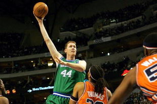 DALLAS - JANUARY 18:  Center Shawn Bradley #44 of the Dallas Mavericks takes a shot against Etan Thomas #36 of the Washington Wizards on January 18, 2005 at the American Airlines Center in Dallas, Texas. The Mavericks defeated the Wizards 137-120.  NOTE TO USER:User expressly acknowleges and agrees that, by downloading and/or using this Photograph, user is consenting to the terms and conditions of the Getty Images License Agreement.  (Photo by Ronald Martinez/Getty Images)