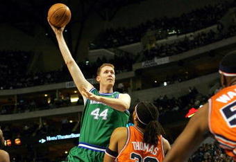 DALLAS - JANUARY 18:  Center Shawn Bradley #44 of the Dallas Mavericks takes a shot against Etan Thomas #36 of the Washington Wizards on January 18, 2005 at the American Airlines Center in Dallas, Texas. The Mavericks defeated the Wizards 137-120.  NOTE TO USER:User expressly acknowleges and agrees that, by downloading and/or using this Photograph, user is consenting to the terms and conditions of the Getty Images License Agreement.  (Photo by Ronald Martinez/Getty Images)