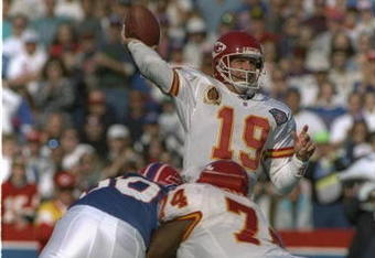 30 Oct 1994:  Quarterback Joe Montana of the Kansas City Chiefs passes the ball during a game against the Buffalo Bills at Rich Stadium in Orchard Park, New York.  The Bills won the game, 44-10. Mandatory Credit: Rick Stewart  /Allsport