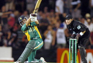 AUCKLAND, NEW ZEALAND - FEBRUARY 13:  South Africa's Boeta Dippenaar in action watched by New Zealand's wicket keeper brendon McCullum during the first ODI cricket match played at Eden Park in Auckland, New Zealand, Friday, Feb 13th. South Africa won the match by five wickets.  (Photo by Phil Walter/Getty Images)