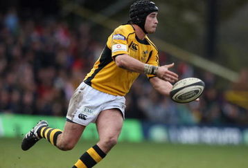 WATFORD, UNITED KINGDOM - MARCH 29:  Danny Cipriani of Wasps passes the ballduring the Guinness Premiership match between Saracens and London Wasps at Vicarage Road on March 29, 2009 in Watford, England.  (Photo by David Rogers/Getty Images)