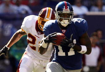 EAST RUTHERFORD, NJ - OCTOBER 08:  Plaxico Burress #17 of the New York Giants runs for a 46-yard gain in front of Sean Taylor #21 of the Washington Redskins on October 8, 2006 at Giants Stadium in East Rutherford, New Jersey.  (Photo by Nick Laham/Getty Images)