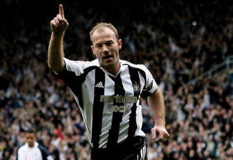NEWCASTLE, ENGLAND - APRIL 1: Alan Shearer of Newcastle celebrates his goal during the Barclays Premiership match between Newcastle United and Tottenham Hotspur at St.James' Park on April 1, 2006 in Newcastle, England. (Photo by Matthew Lewis/Getty Images)