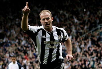NEWCASTLE, ENGLAND - APRIL 1: Alan Shearer of Newcastle celebrates his goal during the Barclays Premiership match between Newcastle United and Tottenham Hotspur at St.James' Park on April 1, 2006 in Newcastle, England. (Photo by Matthew Lewis/Getty Images)
