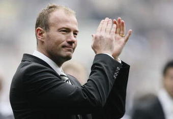 NEWCASTLE UPON-TYNE, UNITED KINGDOM - MAY 7: Newcastle striker Alan Shearer and son Will conduct a lap of honour after the Barclays Premier league game between Newcastle United and Chelsea at St James' Park on May 7, 2006 in Newcastle, England. (Photo by Stu Forster/Getty Images).  (Photo by Stu Forster/Getty Images)