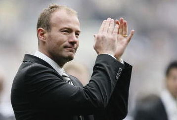 NEWCASTLE UPON-TYNE, UNITED KINGDOM - MAY 7: Newcastle striker Alan Shearer and son Will conduct a lap of honour after the Barclays Premier league game between Newcastle United and Chelsea at St James' Park on May 7, 2006 in Newcastle, England. (Photo by Stu Forster/Getty Images).  (Photo by Stu Forster/Getty Images)