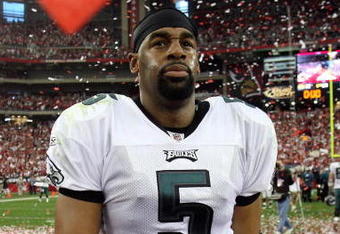 GLENDALE, AZ - JANUARY 18:  Quarterback Donovan McNabb #5 of the Phildelphia Eagles walks off the field after losing to the Arizona Cardinals during the NFC championship game on January 18, 2009 at University of Phoenix Stadium in Glendale, Arizona. The Cardinals defeated the Eagles 32-25 to advance to the Super Bowl.  (Photo by Jed Jacobsohn/Getty Images)