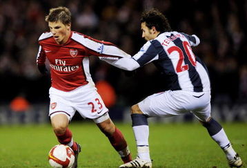 WEST BROMWICH, UNITED KINGDOM - MARCH 03:  Andrey Arshavin (L) of Arsenal holds off a challenge from Filipe Teixeira of West Bromwich Albion during the Barclays Premier League match between West Bromich Albion and Arsenal at The Hawthorns on March 3, 2009 in West Bromwich, England.  (Photo by Shaun Botterill/Getty Images)