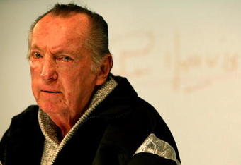ALAMEDA, CA - SEPTEMBER 30:  Oakland Raiders owner Al Davis speaks during a press conference to announce the firing of head coach Lane Kiffin of the Oakland Raiders at thier training facility on Septemer 30, 2008 in Alameda, California.  (Photo by Jed Jacobsohn/Getty Images)