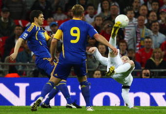 LONDON - APRIL 01: Wayne Rooney of England makes a spectacular attempt at goal during the FIFA 2010 World Cup Group 6 Qualifying match between England and Ukraine at Wembley Stadium on April 1, 2009 in London, England.  (Photo by Ryan Pierse/Getty Images)